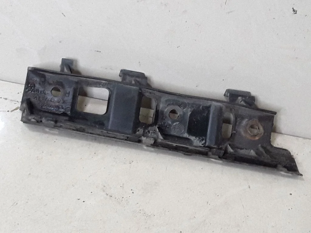 Front bumper mounting bracket – Volkswagen Passat B5.5 (2001-2005)