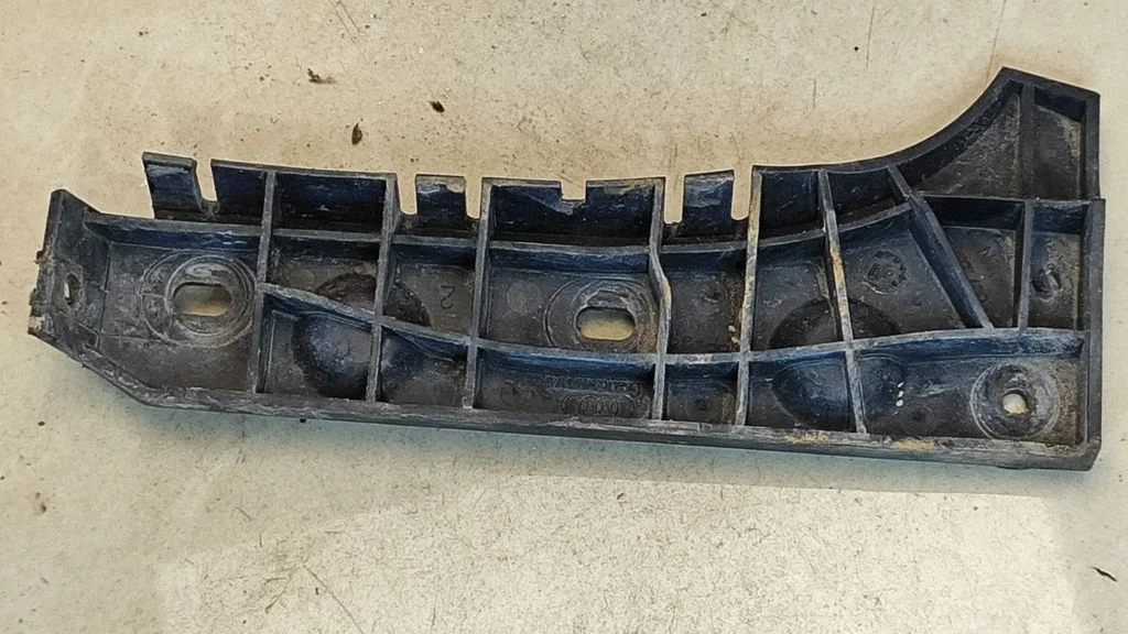 Front bumper mounting bracket – Audi A6 Allroad C5 (1999-2005)