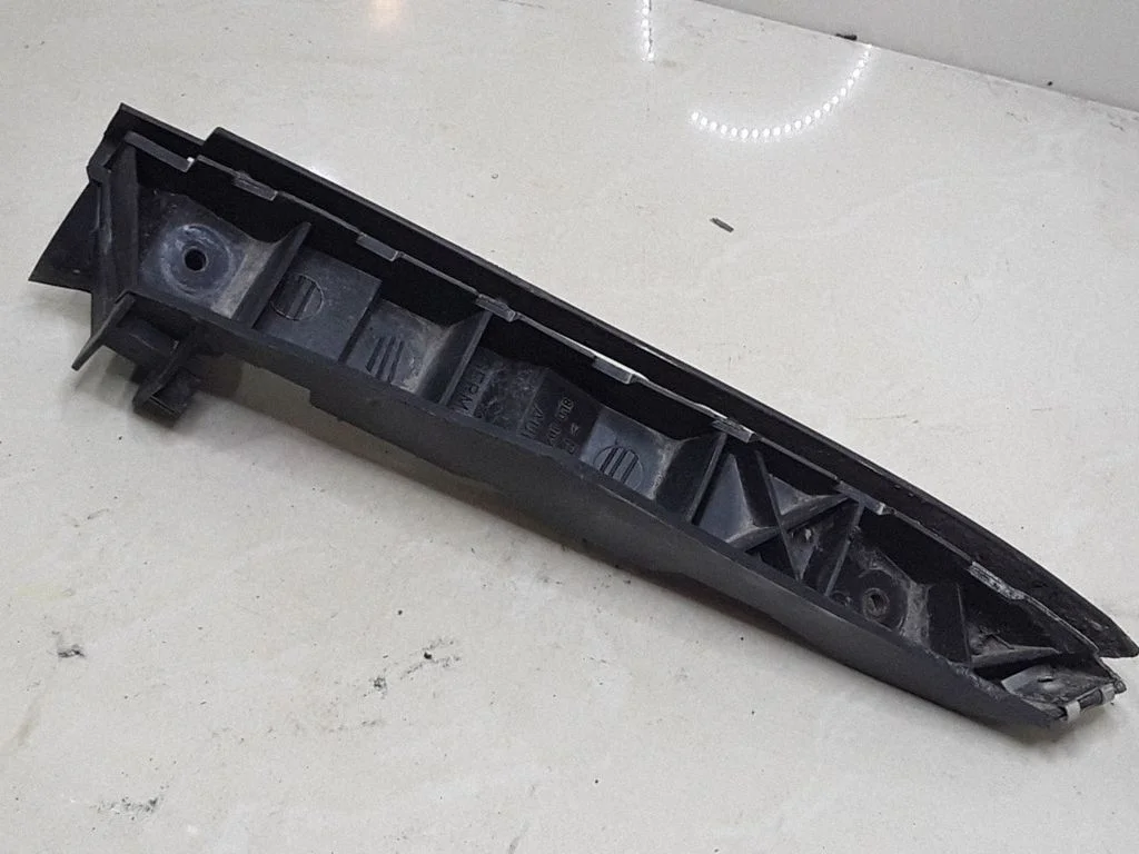 Front bumper mounting bracket – Audi A3 S3 8L (1996-2003)