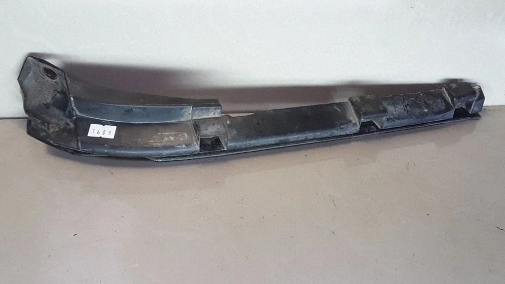 Front bumper mounting bracket – Volkswagen Passat B4 (1994-1996)