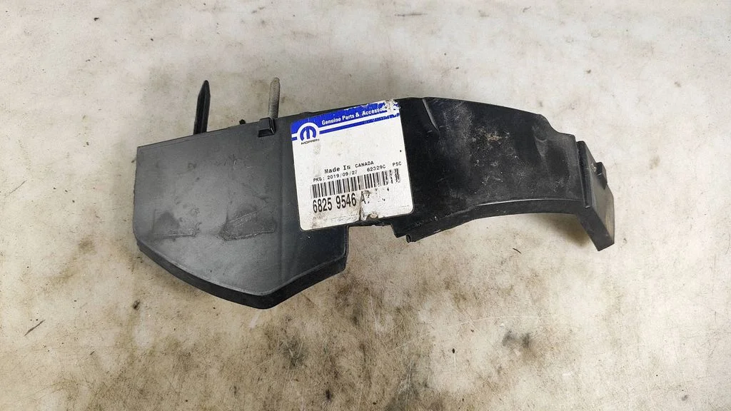 Front bumper mounting bracket 15LA105AA