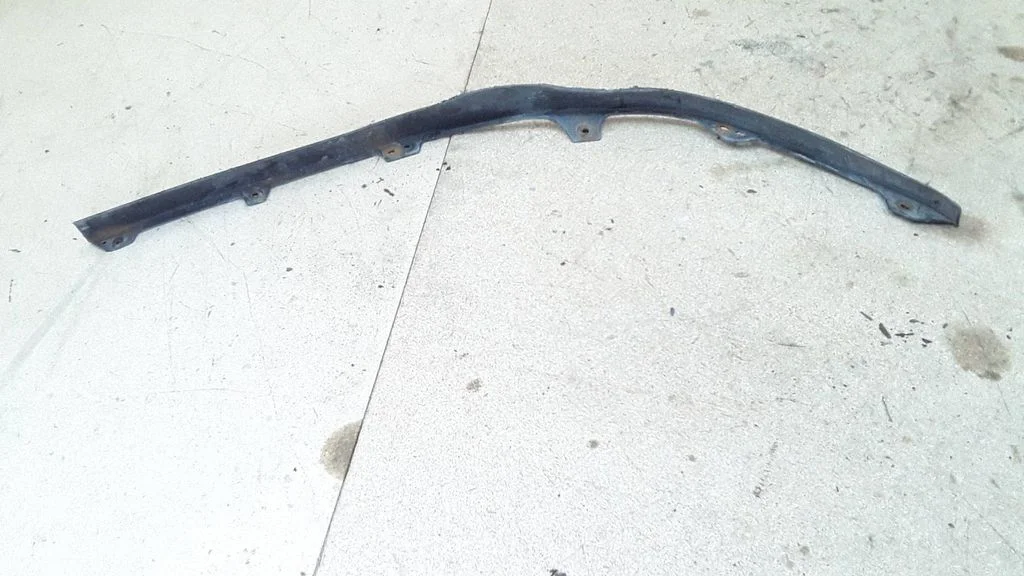 Esistange alumine osa (huul) – Toyota Matrix (E130) (2001-2008)