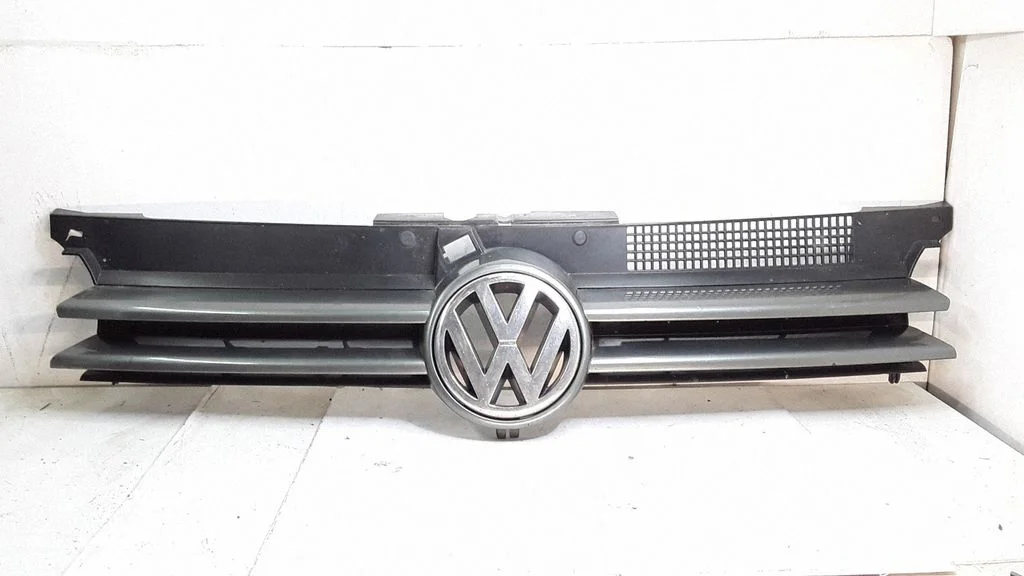 Front bumper upper radiator grill – Volkswagen Golf IV (1998-2005)