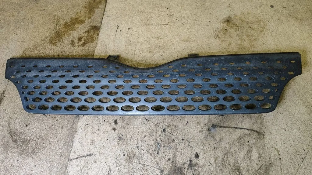 Esistange ülemine radiaatorivõre – Toyota Yaris Verso (1999-2005)