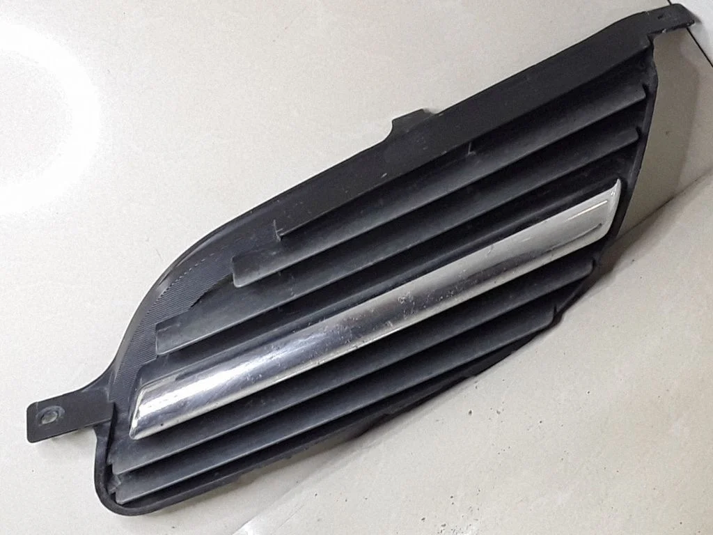 Front bumper upper radiator grill 62330BU00