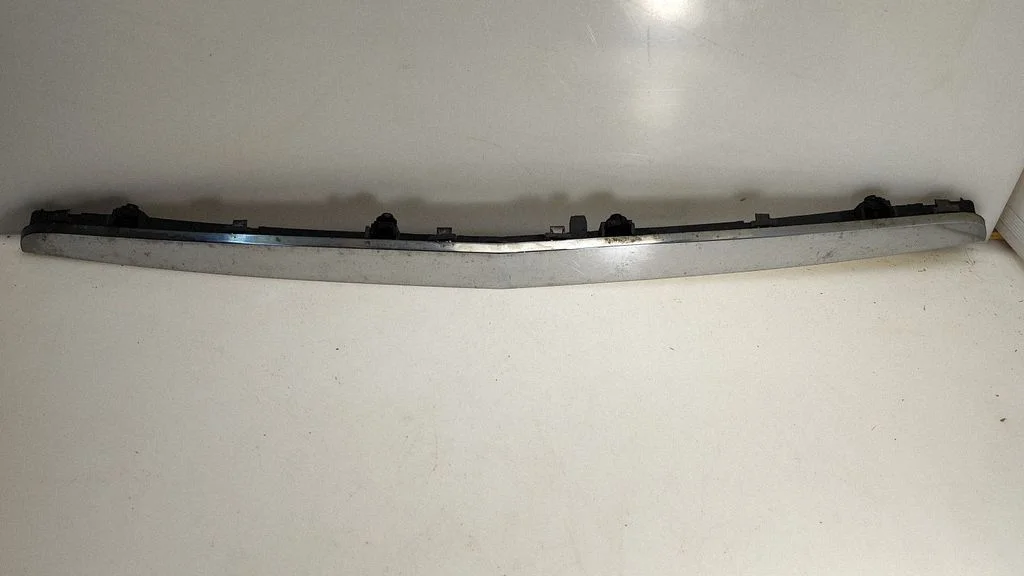 Esistange ülemine radiaatorivõre A2038800283