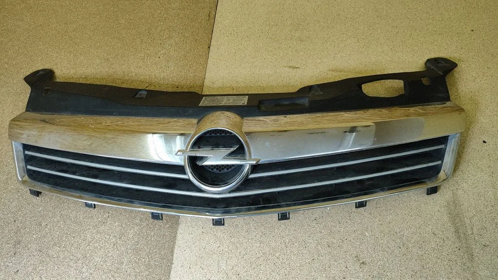 Front bumper upper radiator grill 13225775