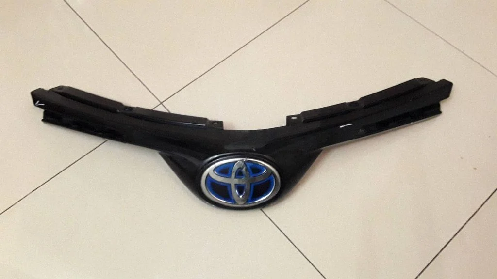Front bumper upper radiator grill – Toyota RAV 4 (XA40) (2012-2018)