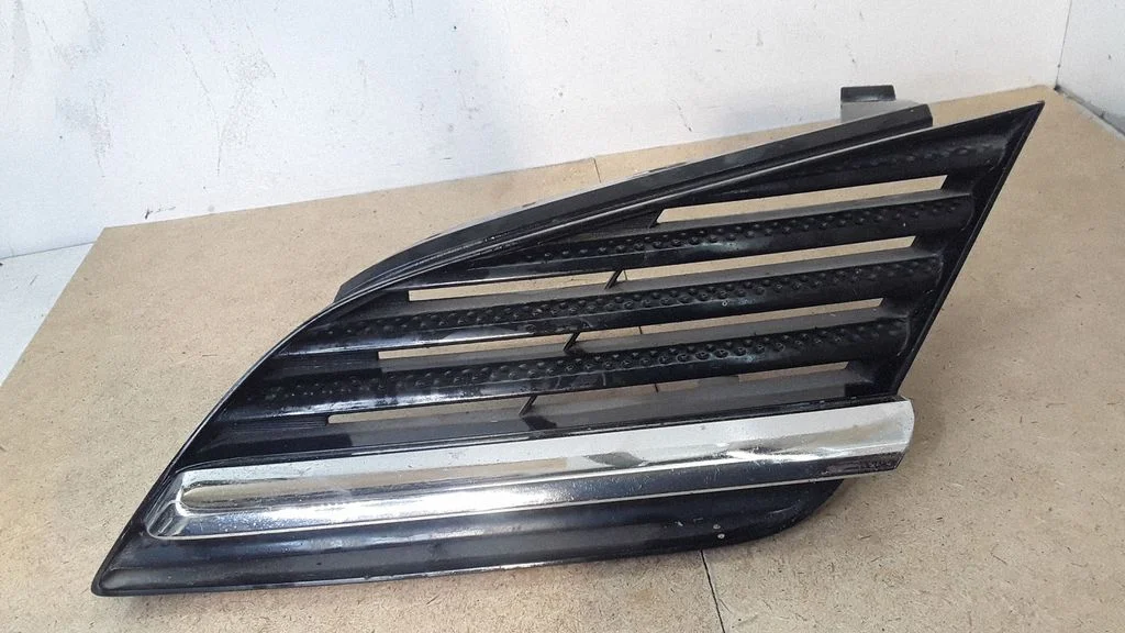 Front bumper upper radiator grill 62330AU300