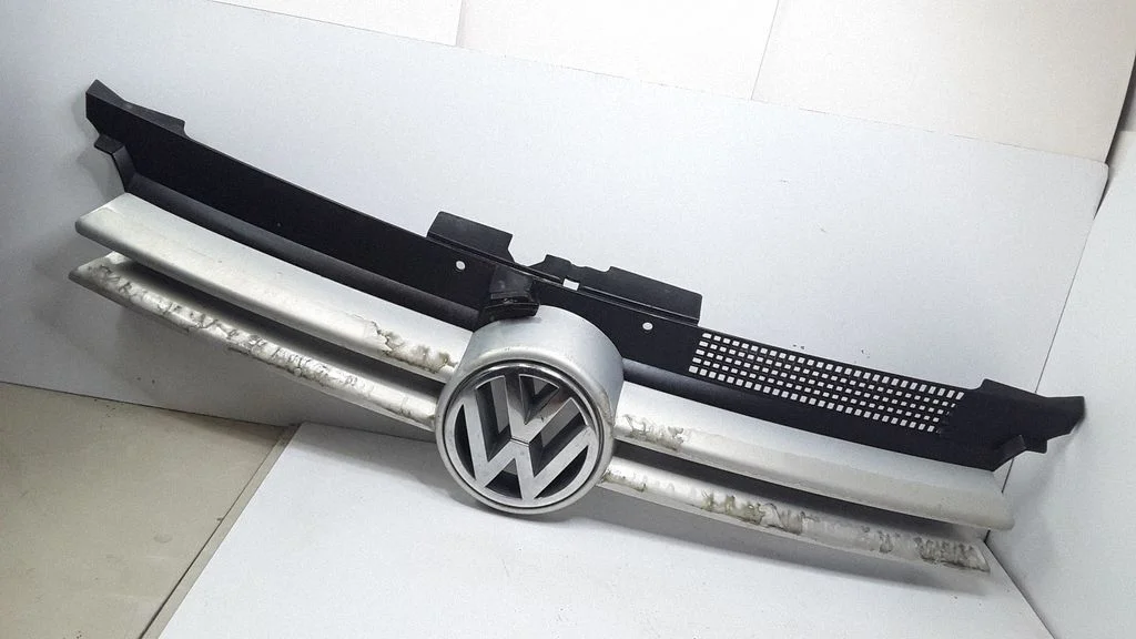 Front bumper upper radiator grill – Volkswagen Golf IV (1998-2005)