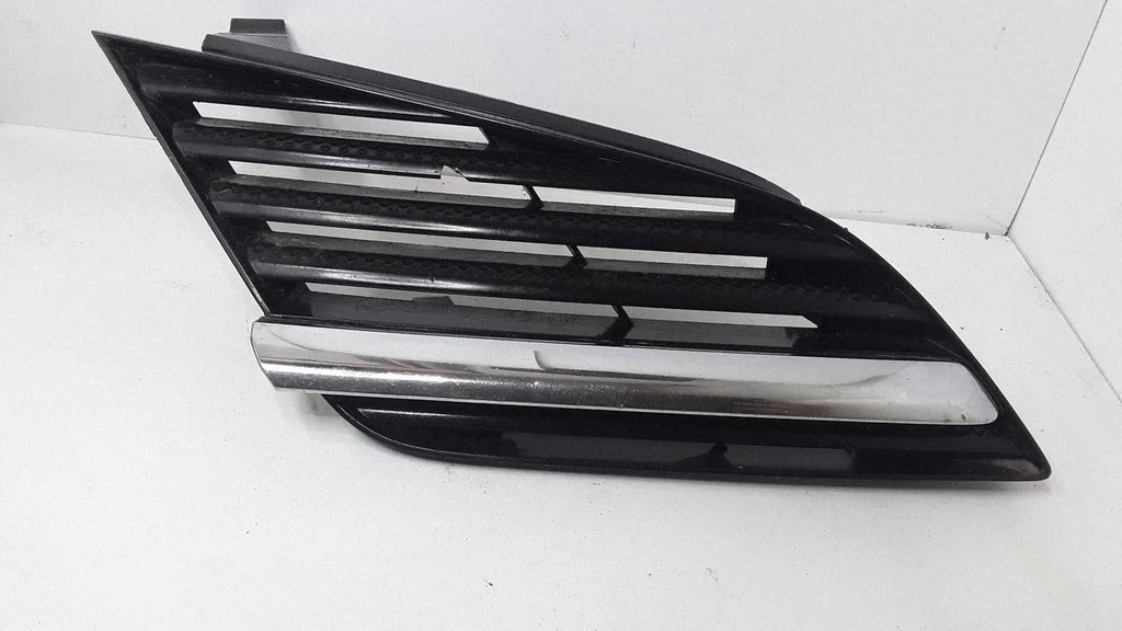 Front bumper upper radiator grill 62320AU300