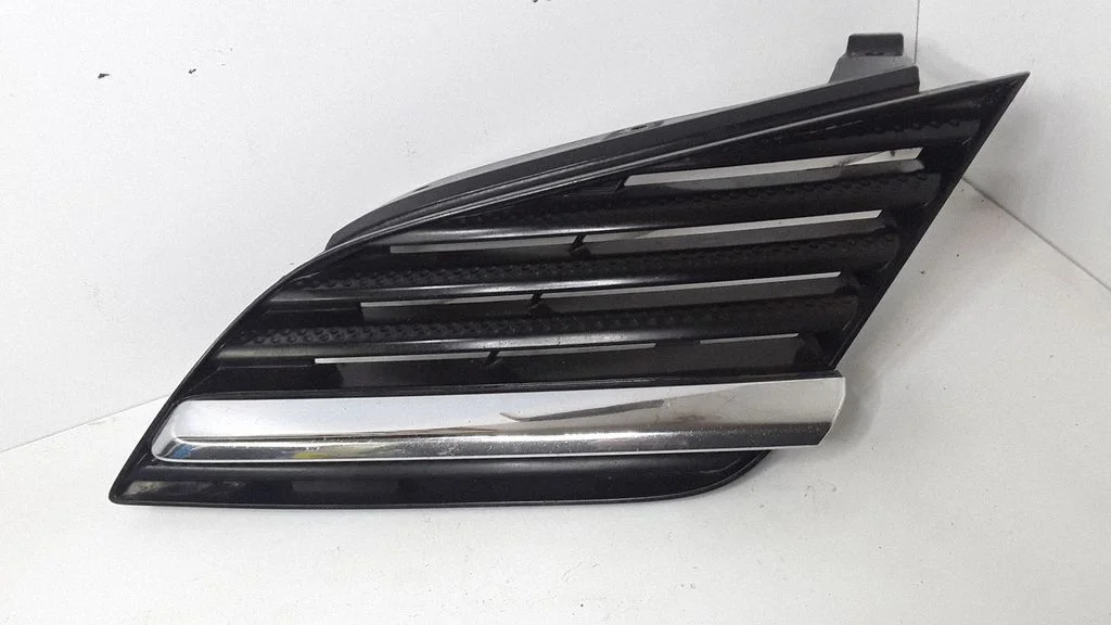 Front bumper upper radiator grill 62330AU300