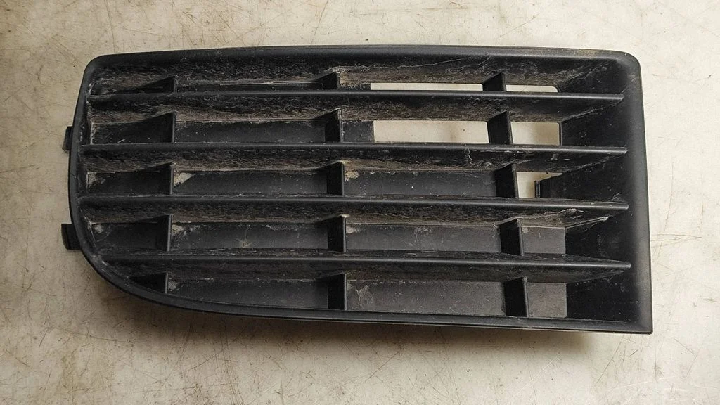 Front fog light trim/grill – Volkswagen Golf IV (1998-2005)