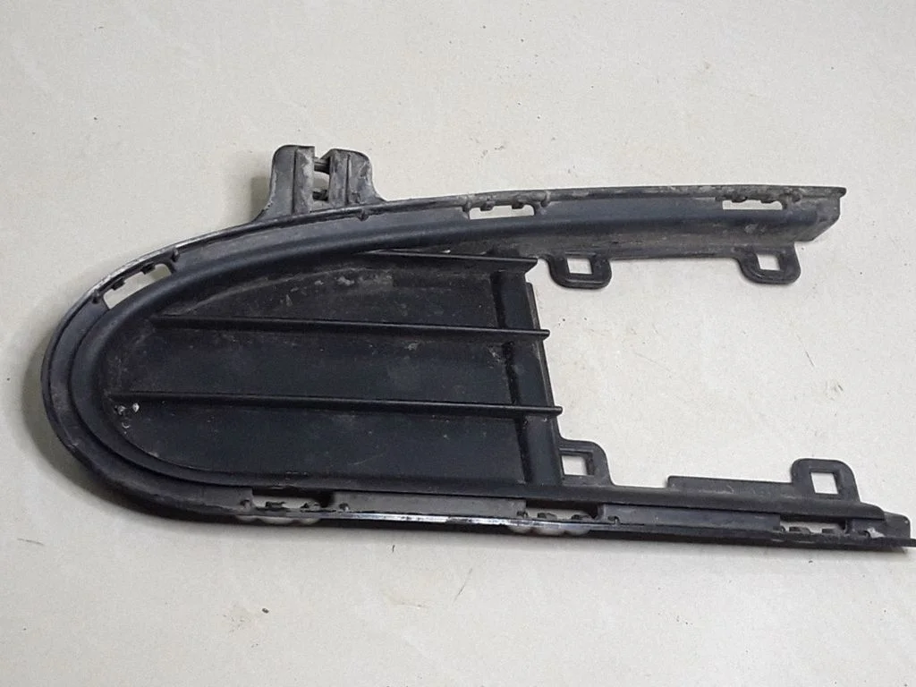 Front fog light trim/grill – Ford Galaxy (1995-2000)
