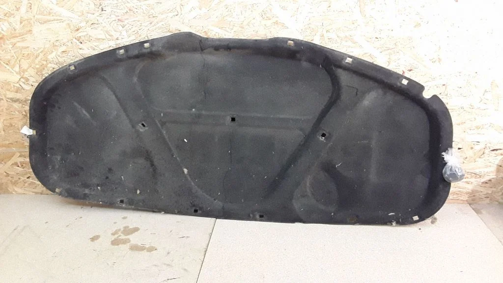Mootorikapoti heli-/soojusisolatsioon – Volkswagen Passat B5.5 (2001-2005)