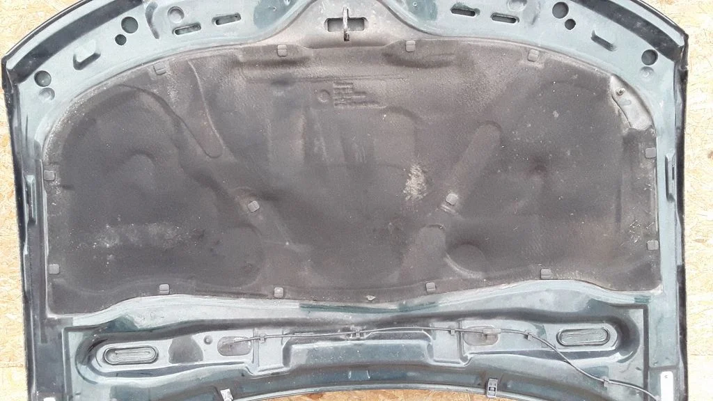 Mootorikapoti heli-/soojusisolatsioon – Volkswagen Passat B5 (1997-2000)