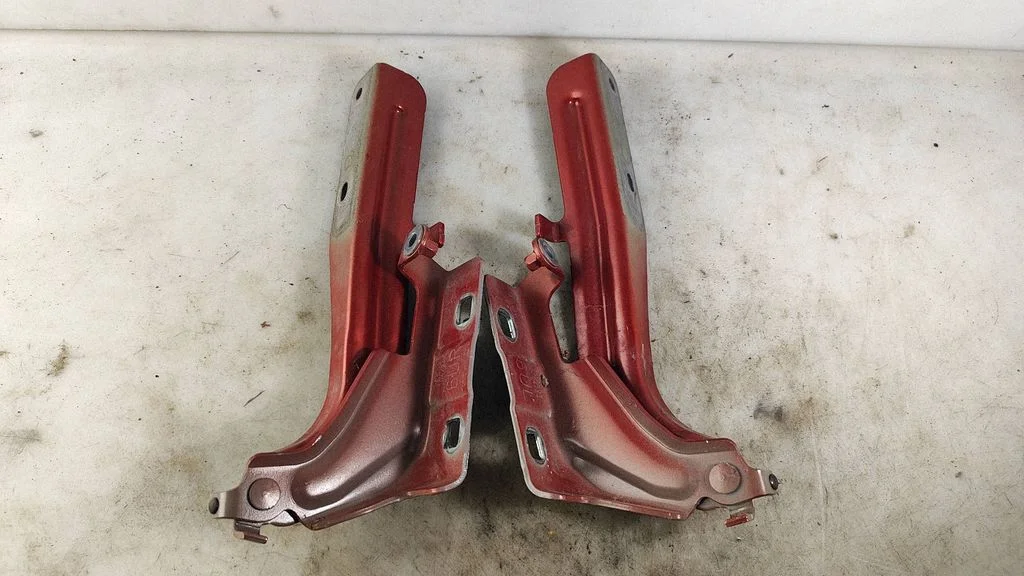 Engine bonnet/hood hinges – Nissan Qashqai J12 (2021-)