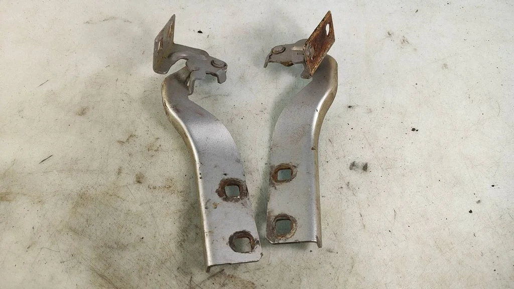 Mootorikapoti hinged