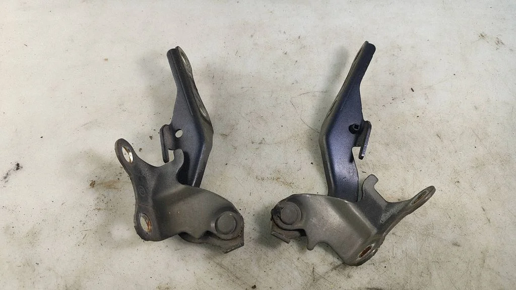 Engine bonnet/hood hinges