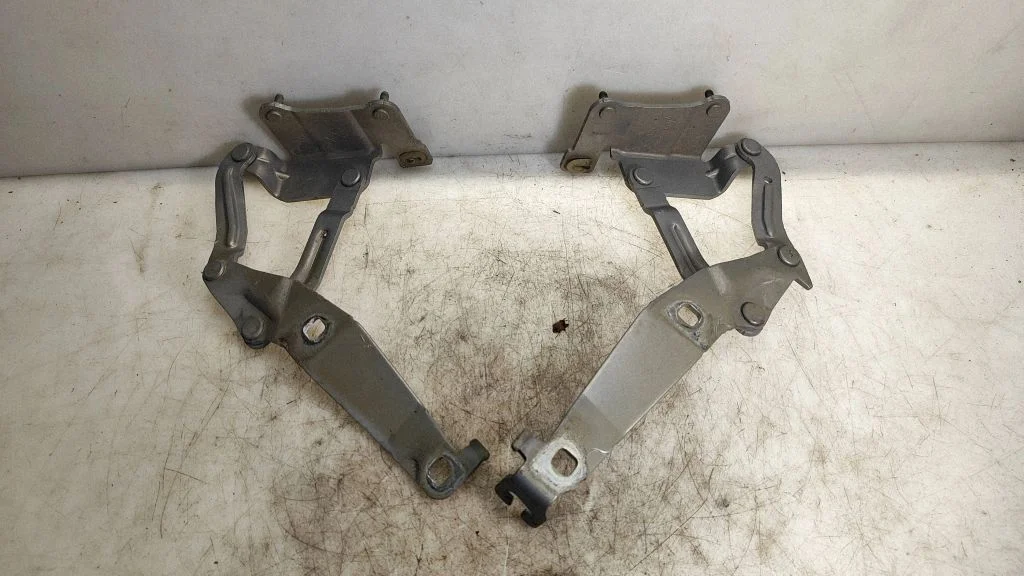 Engine bonnet/hood hinges 81662F