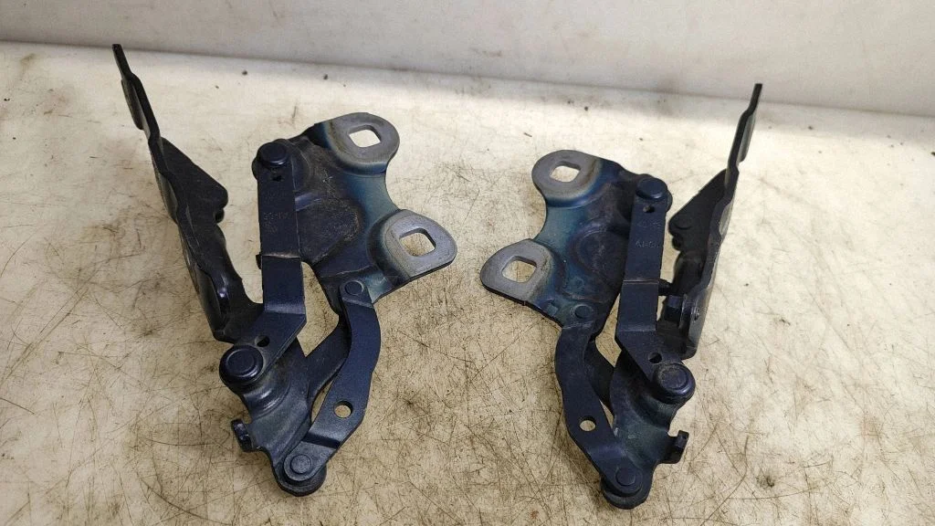 Engine bonnet/hood hinges 9801570