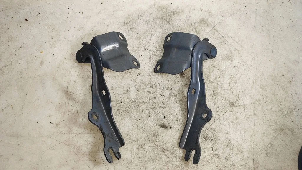 Engine bonnet/hood hinges
