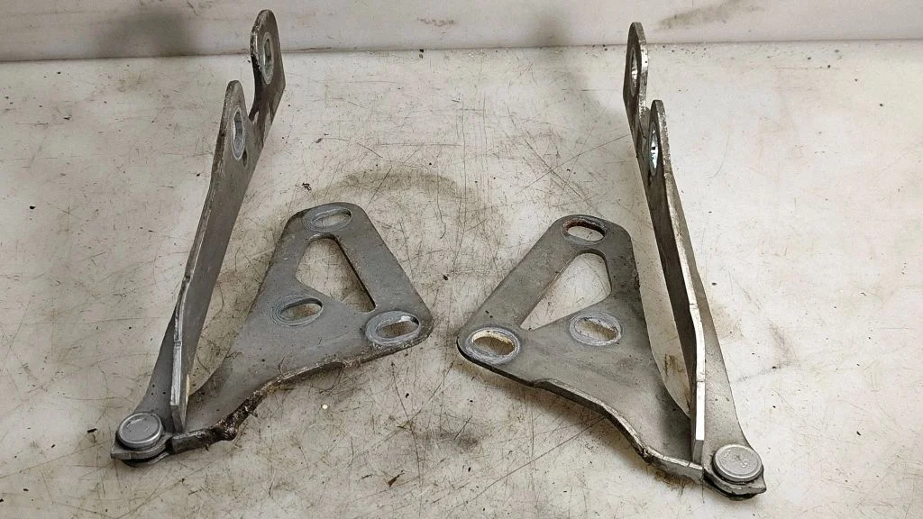 Engine bonnet/hood hinges 13213448