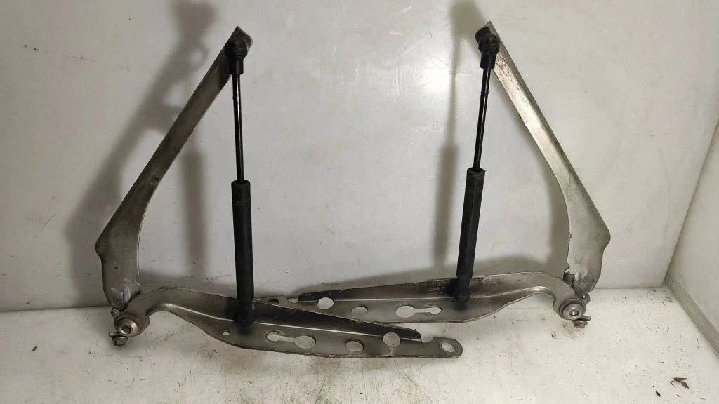 Engine bonnet/hood hinges – Volvo V70 (2000-2004)