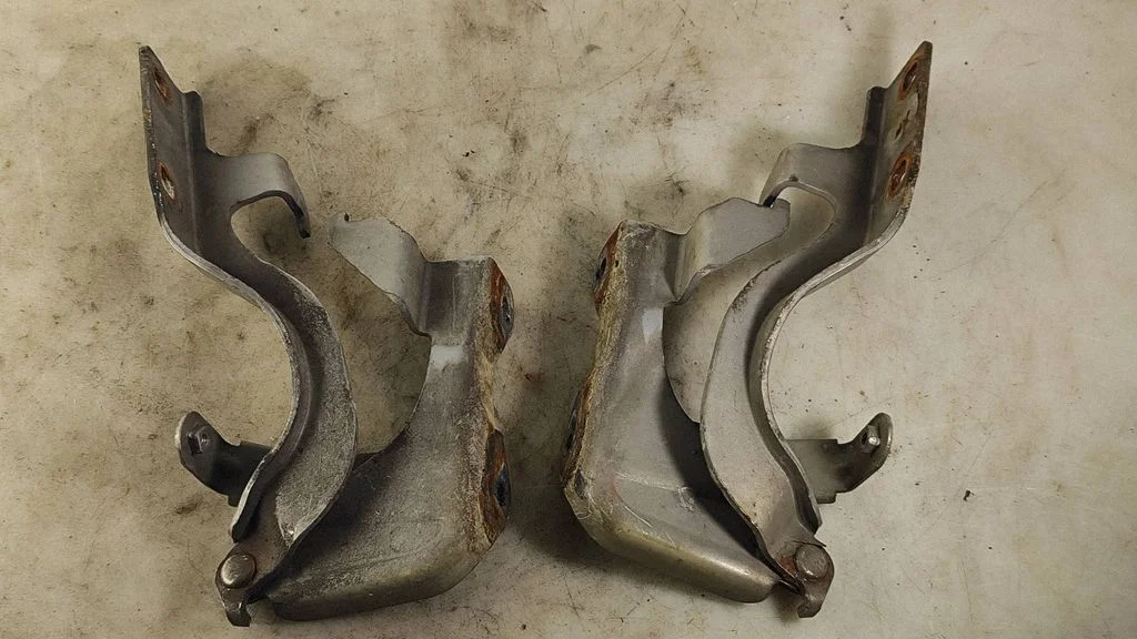 Engine bonnet/hood hinges