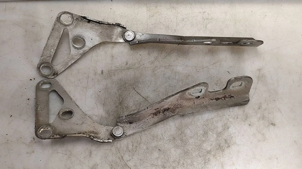 Engine bonnet/hood hinges – Opel Astra H (2004-2012)