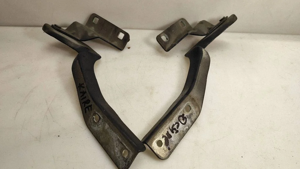 Engine bonnet/hood hinges