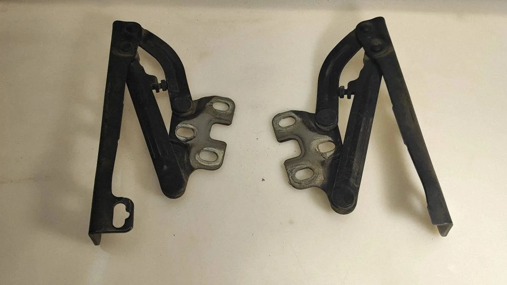 Engine bonnet/hood hinges