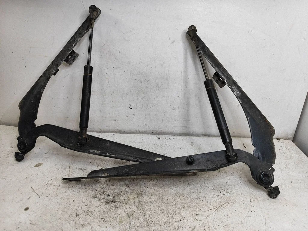 Engine bonnet/hood hinges – Volvo S60 (2001-2004)