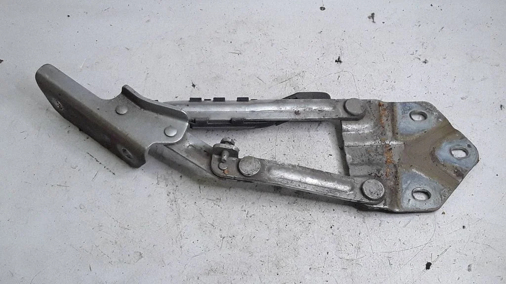 Engine bonnet/hood hinges – Volkswagen Touran I (2003-2010)