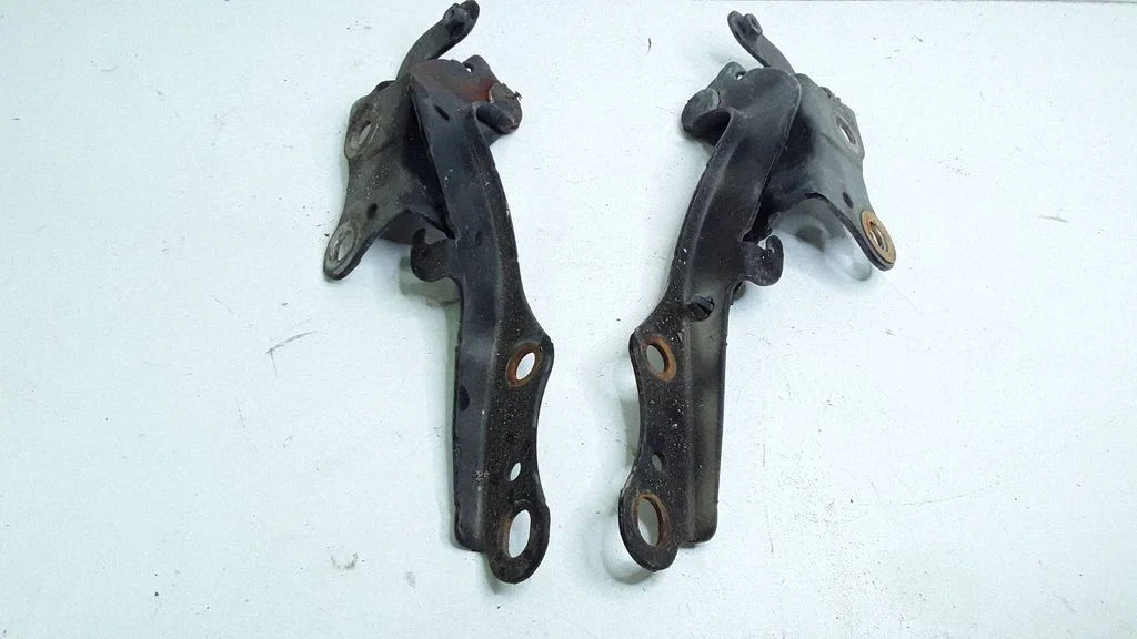 Mootorikapoti hinged