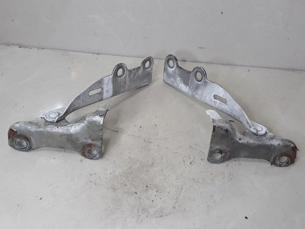 Mootorikapoti hinged