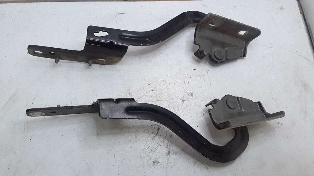 Mootorikapoti hinged 213689G