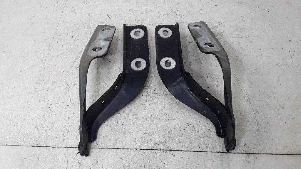 Engine bonnet/hood hinges