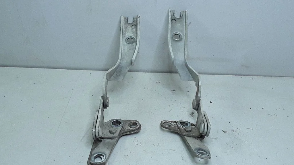Mootorikapoti hinged