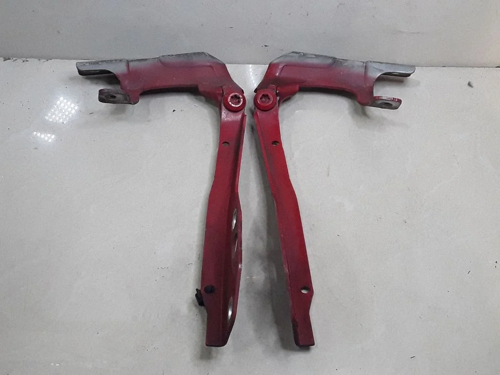Mootorikapoti hinged
