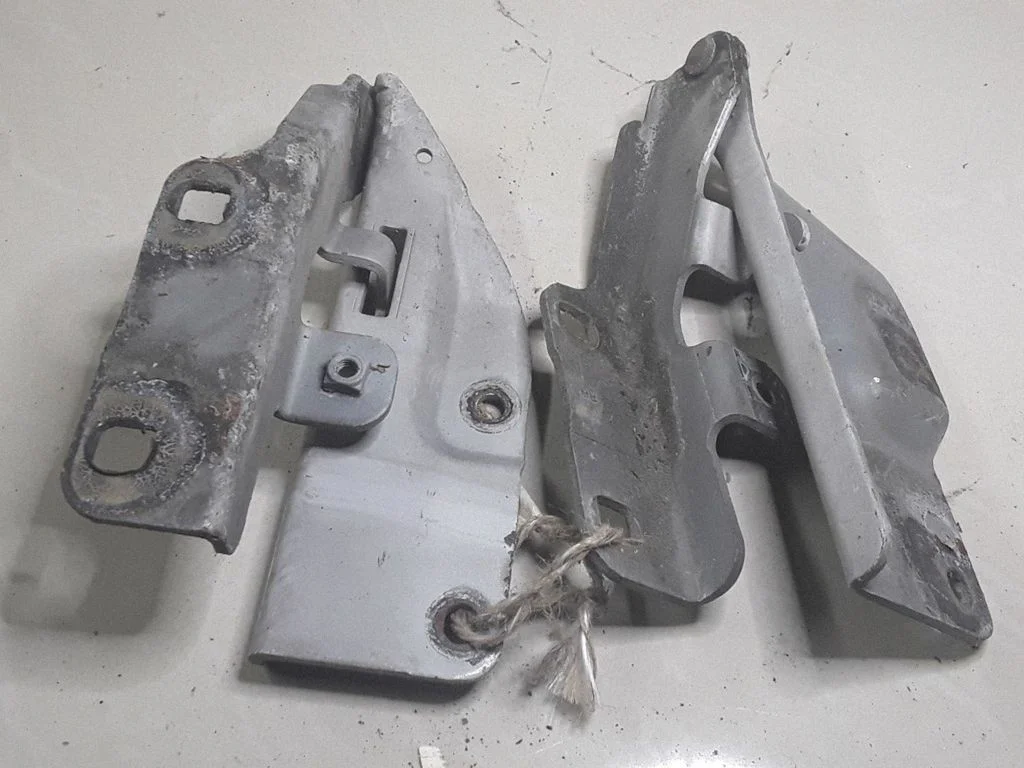 Mootorikapoti hinged