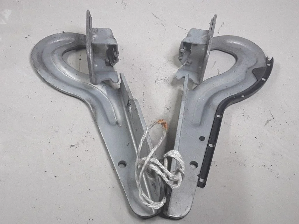 Engine bonnet/hood hinges 843529H4299