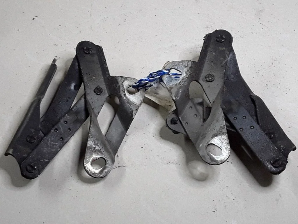 Engine bonnet/hood hinges
