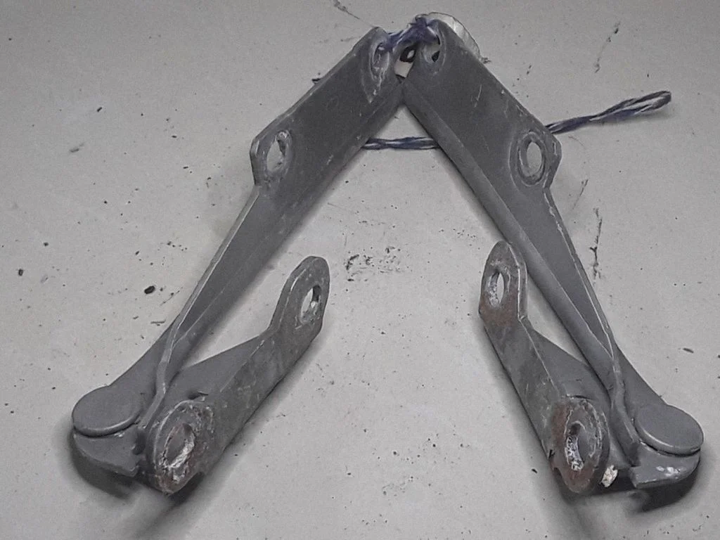 Engine bonnet/hood hinges – Volvo S40, V40 (1995-2004)