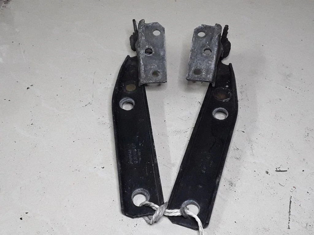 Engine bonnet/hood hinges 4A0823302B