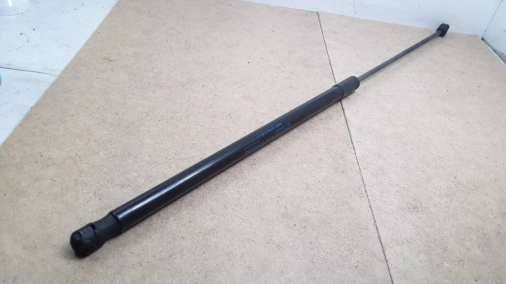 Front bonnet/hood damper/strut – Volkswagen Passat B5.5 (2001-2005)