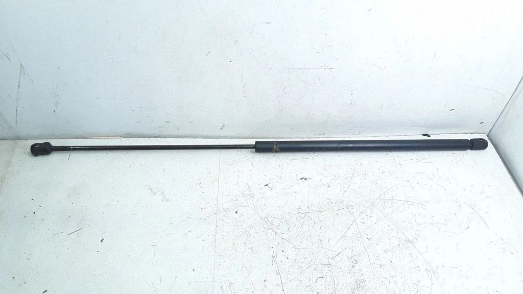 Front bonnet/hood damper/strut – Volkswagen Passat B5 (1997-2000)