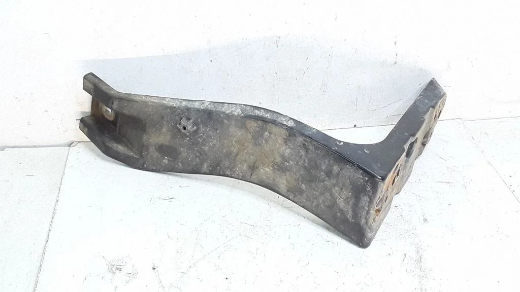 Poritiiva kinnitusklamber 8E0821137B