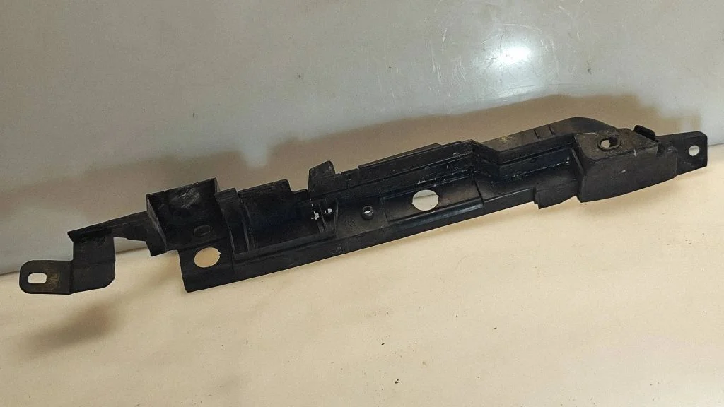 Fender mounting bracket 13266901