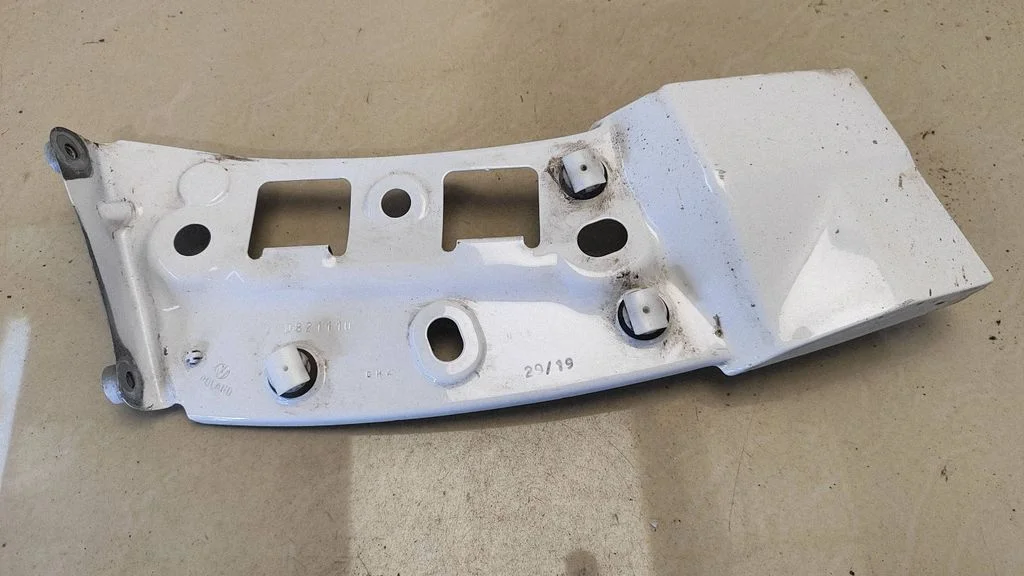 Fender mounting bracket 7C0821110